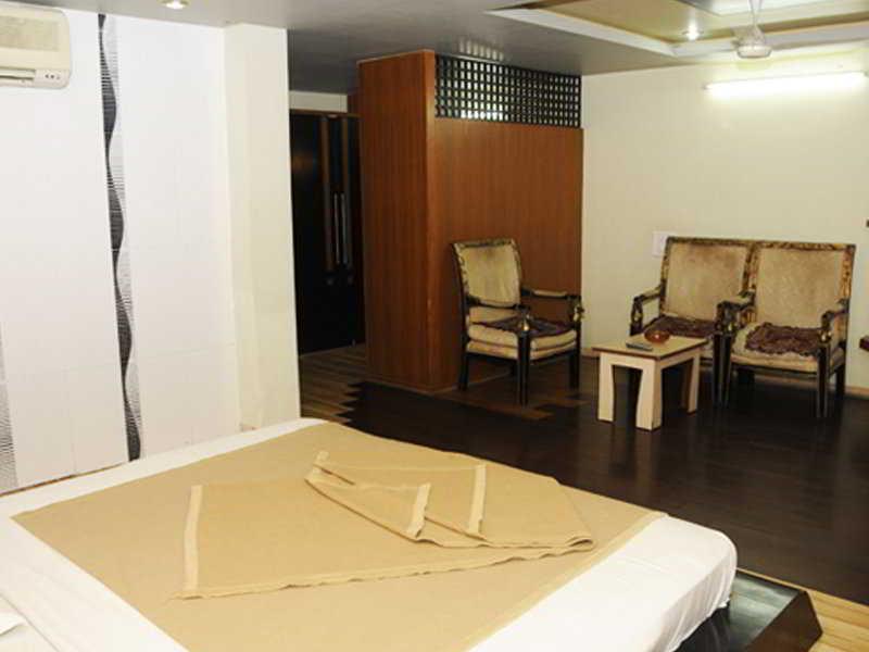 Neelkanth Paradise Hotel Ahmadábád Kültér fotó