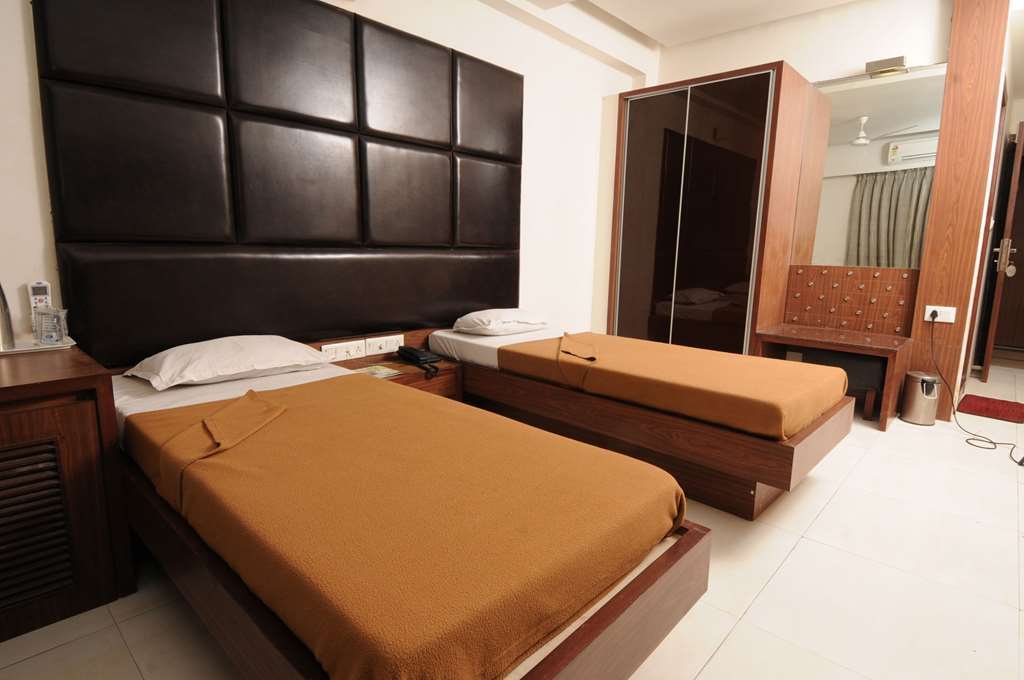 Neelkanth Paradise Hotel Ahmadábád Szoba fotó